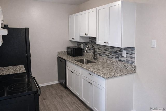 10052 Allen Pointe Drive, Allen Park, MI 48101