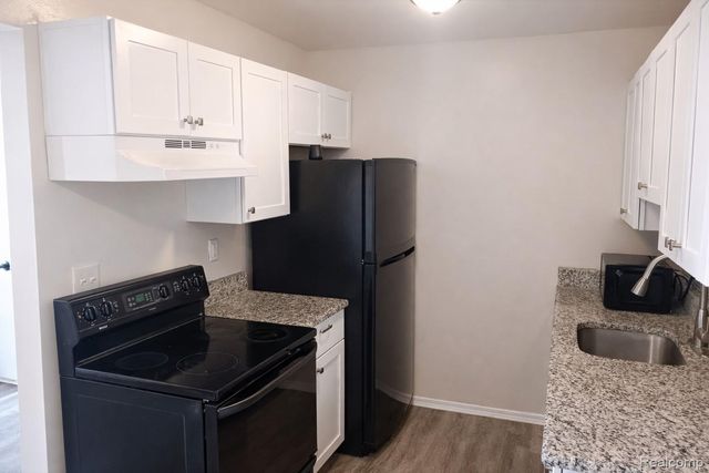 10052 Allen Pointe Drive, Allen Park, MI 48101