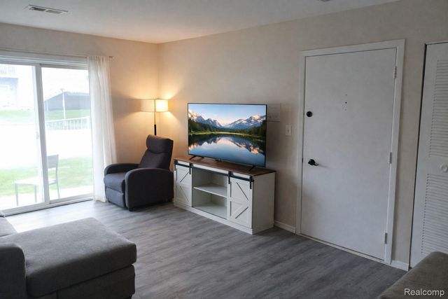 10052 Allen Pointe Drive, Allen Park, MI 48101