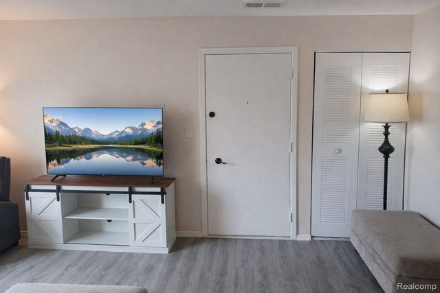 10052 Allen Pointe Drive, Allen Park, MI 48101