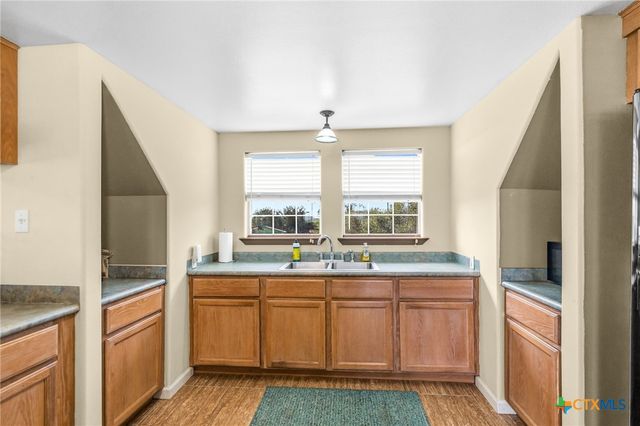 364 N Blackburn Avenue, Port Lavaca, TX 77979