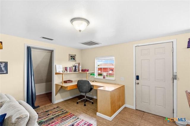 364 N Blackburn Avenue, Port Lavaca, TX 77979