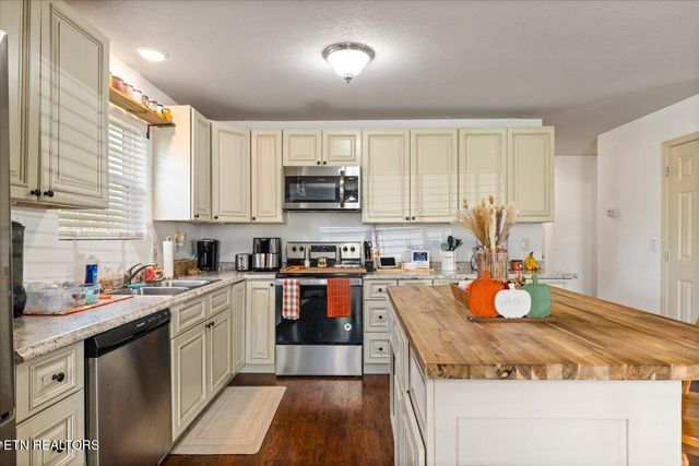 236 Sandy Hill Rd, Lafollette, TN 37766