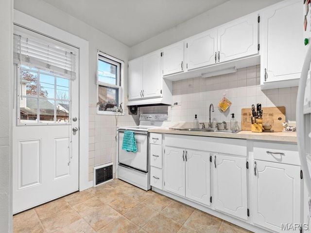 7408 Ray Avenue, St Louis, MO 63116