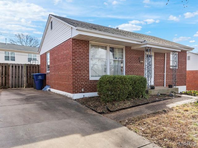 7408 Ray Avenue, St Louis, MO 63116