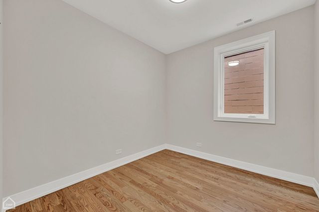 4611 S Saint Lawrence Avenue 2, Chicago, IL 60653