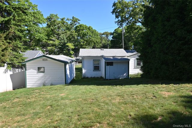 12 Midvale Avenue, Farmingville, NY 11738