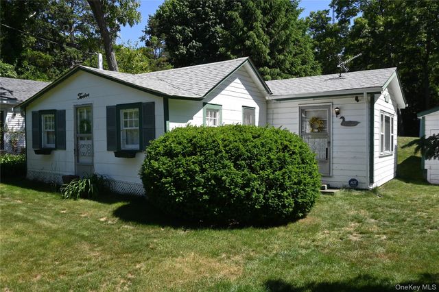 12 Midvale Avenue, Farmingville, NY 11738