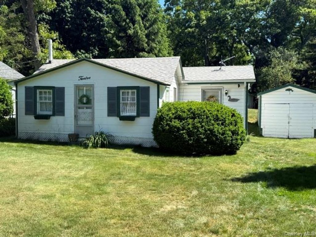 12 Midvale Avenue, Farmingville, NY 11738