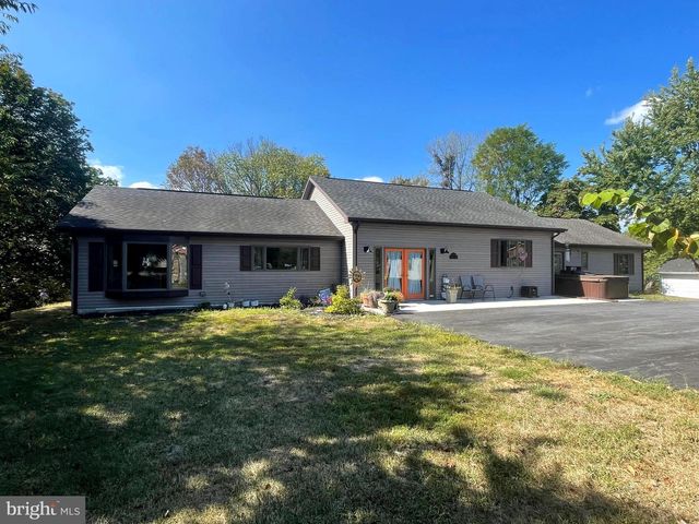 104 GOLDEN LN, Berkeley Springs, WV 25411