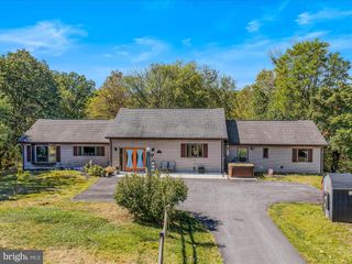 104 GOLDEN LN, Berkeley Springs, WV 25411
