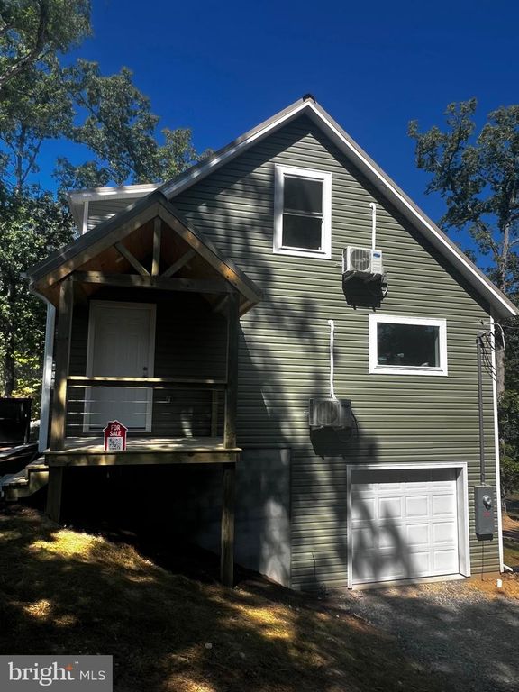 15 HILLTOP ST, Berkeley Springs, WV 25411