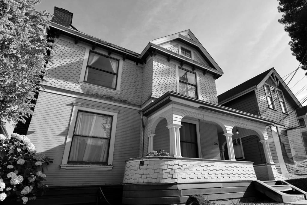 Image 5 of property listing at 225 Union Street, Santa Cruz, CA 95060