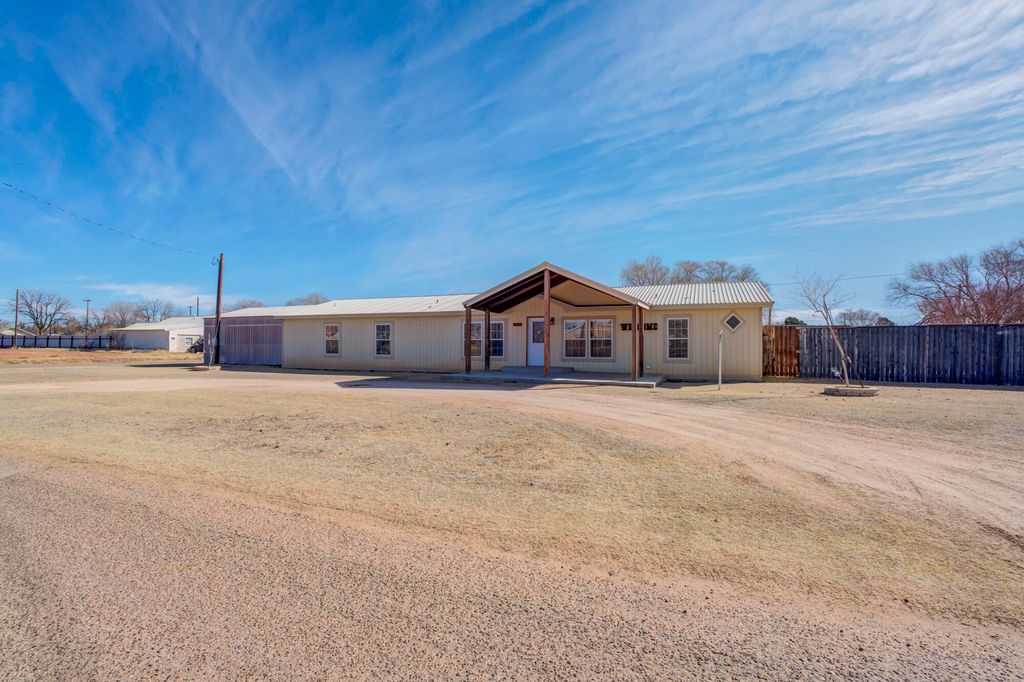 1328 N Avenue, Tahoka, TX 79373