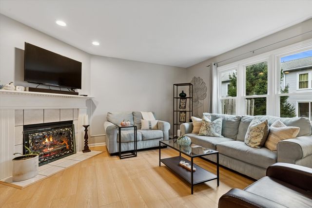 1487 Hazelwood Court 1487, Gurnee, IL 60031