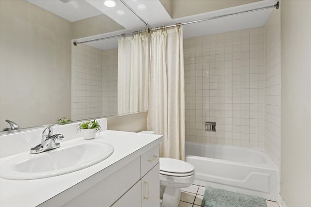 1487 Hazelwood Court 1487, Gurnee, IL 60031