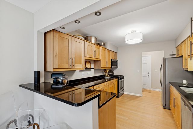 1487 Hazelwood Court 1487, Gurnee, IL 60031