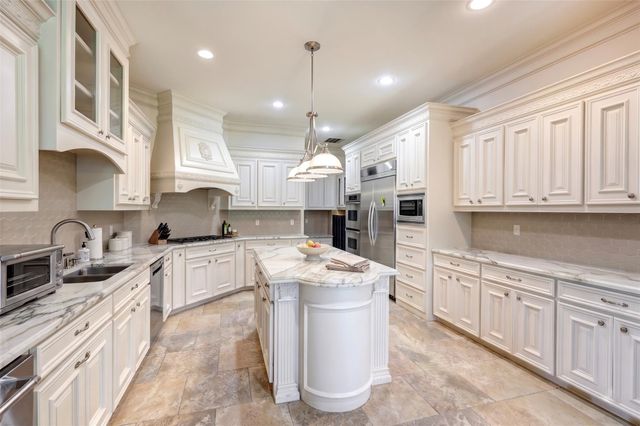 725 Blalock Road, Hedwig Village, TX 77024