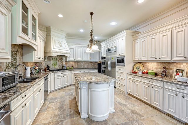 725 Blalock Road, Hedwig Village, TX 77024