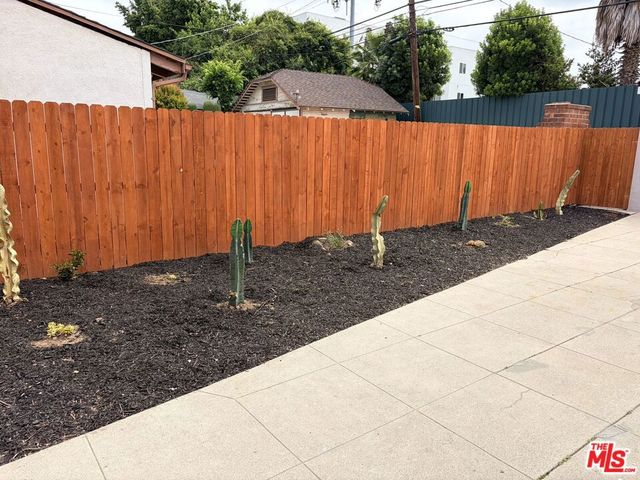 2142 S Victoria Avenue, Los Angeles, CA 90016