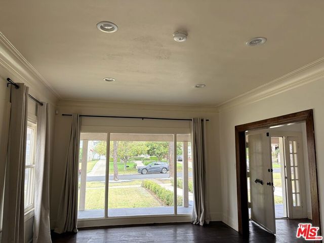 2142 S Victoria Avenue, Los Angeles, CA 90016