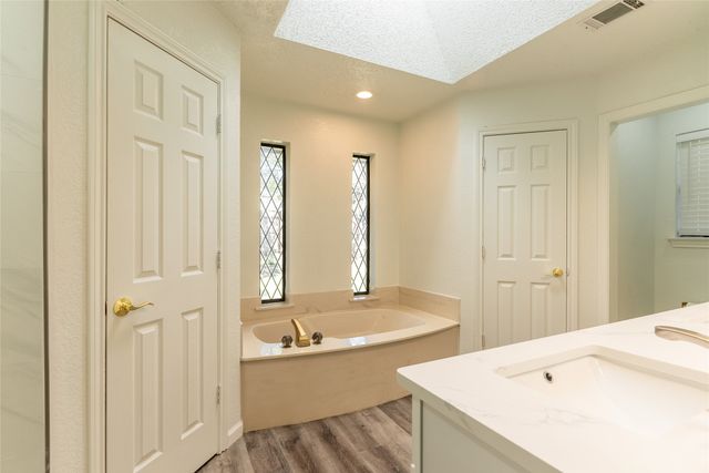 5201 Rustle Leaf Drive, Arlington, TX 76017