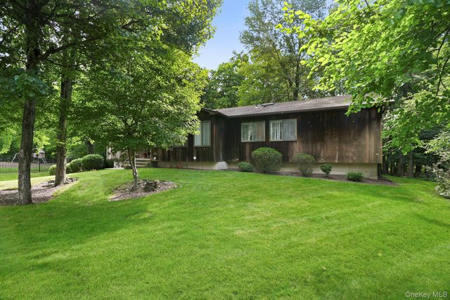 6 Pelham Court, Nanuet, NY 10954