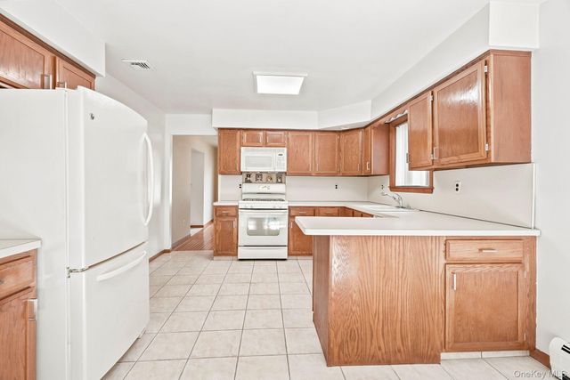 6 Pelham Court, Nanuet, NY 10954