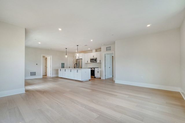 62 Foundry St 305, Wakefield, MA 01880
