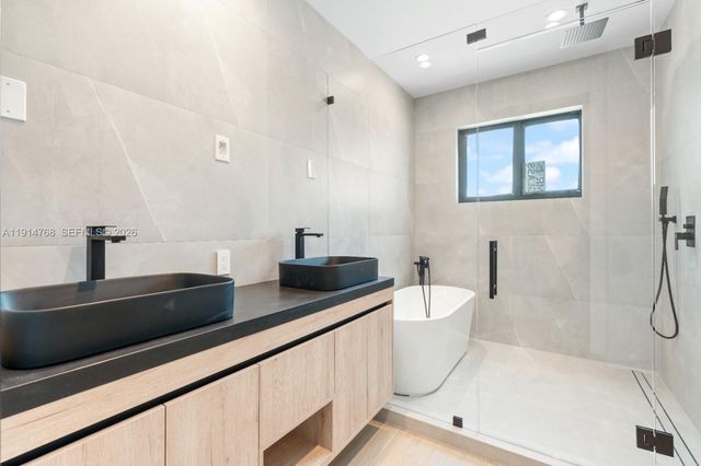 205 NE 17th Ave, Fort Lauderdale, FL 33301