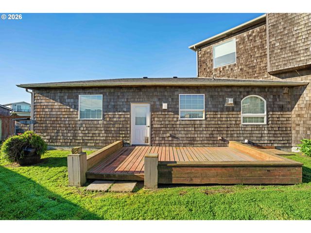 323 MADISON Ave, Bandon, OR 97411