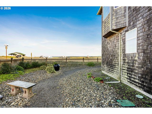 323 MADISON Ave, Bandon, OR 97411