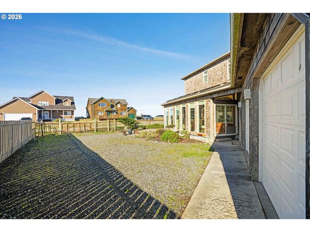 323 MADISON Ave, Bandon, OR 97411