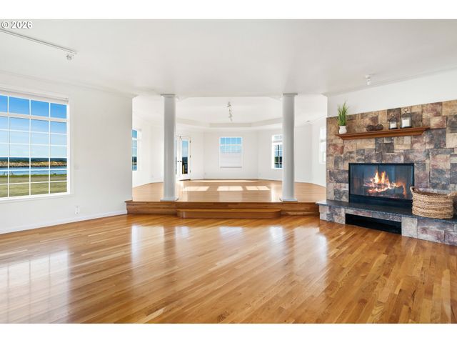 323 MADISON Ave, Bandon, OR 97411