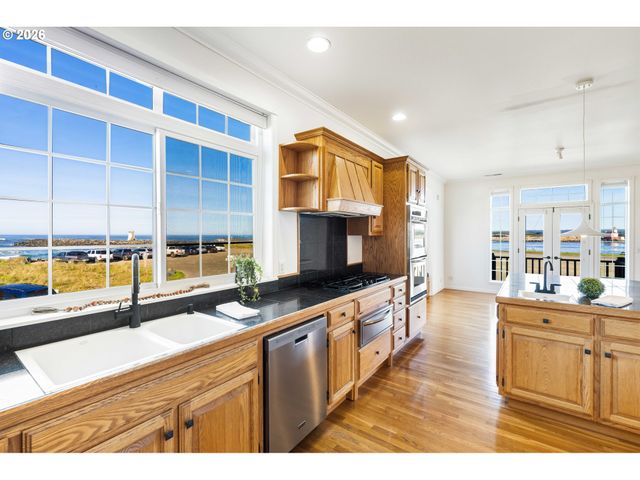 323 MADISON Ave, Bandon, OR 97411