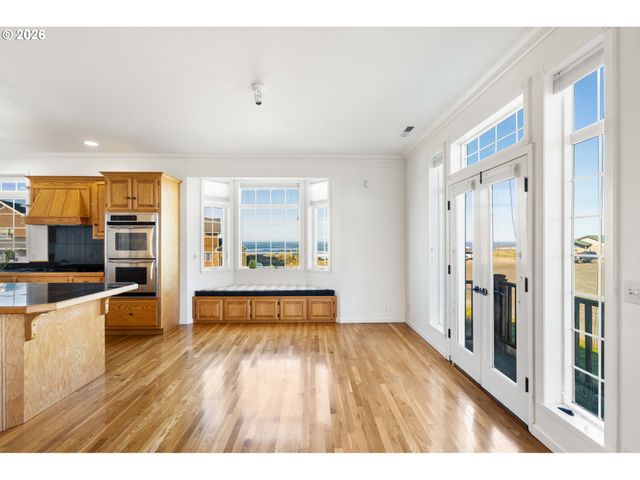 323 MADISON Ave, Bandon, OR 97411