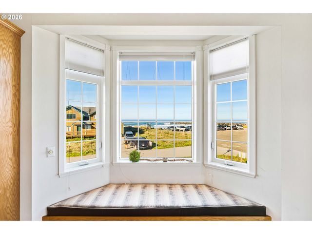 323 MADISON Ave, Bandon, OR 97411