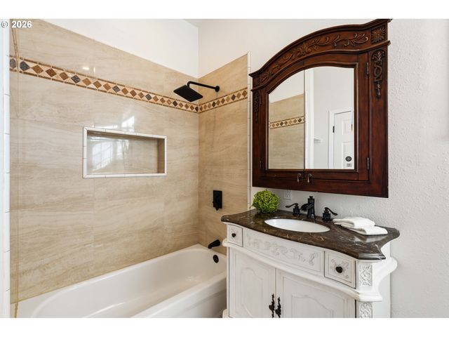 323 MADISON Ave, Bandon, OR 97411