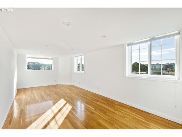 323 MADISON Ave, Bandon, OR 97411