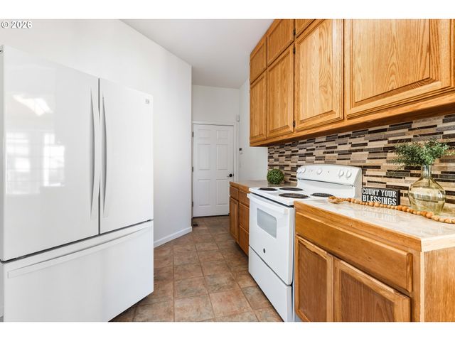 323 MADISON Ave, Bandon, OR 97411