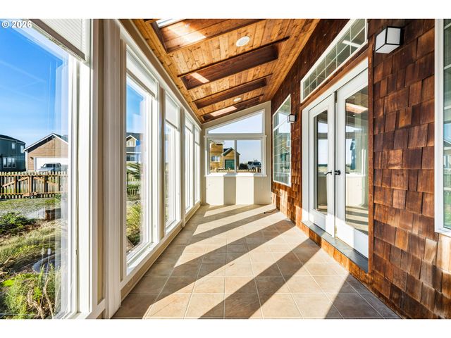 323 MADISON Ave, Bandon, OR 97411