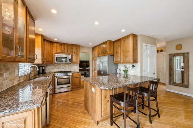 524 Crown Point Drive, Buffalo Grove, IL 60089