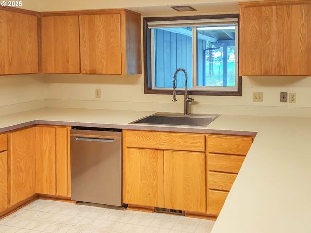 210 CHEROKEE Ave, Roseburg, OR 97471