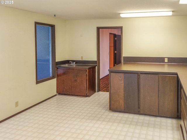 210 CHEROKEE Ave, Roseburg, OR 97471