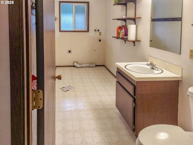 210 CHEROKEE Ave, Roseburg, OR 97471