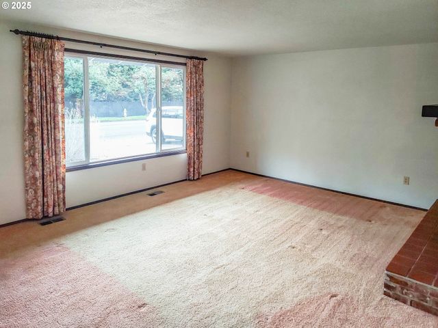 210 CHEROKEE Ave, Roseburg, OR 97471