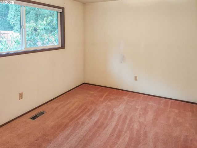 210 CHEROKEE Ave, Roseburg, OR 97471