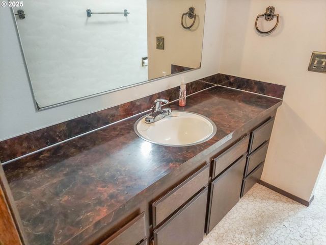 210 CHEROKEE Ave, Roseburg, OR 97471