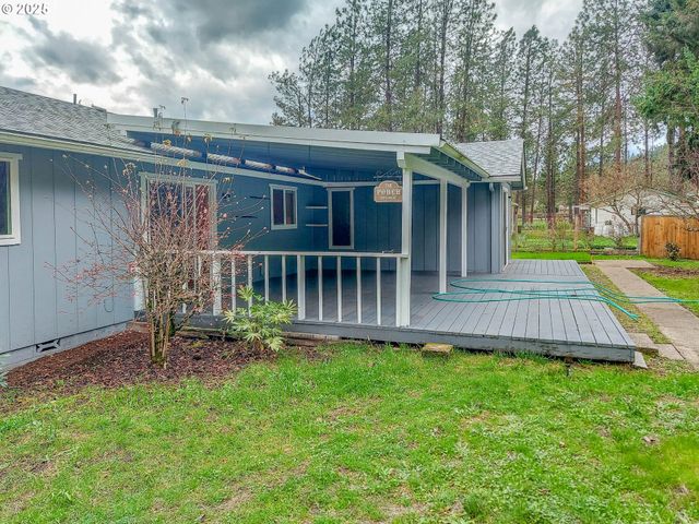 210 CHEROKEE Ave, Roseburg, OR 97471