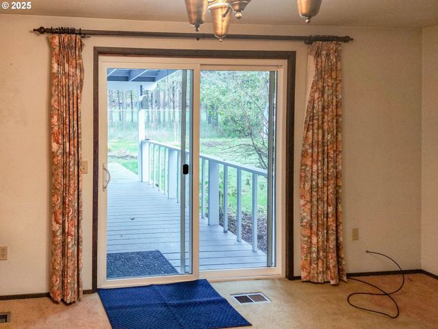 210 CHEROKEE Ave, Roseburg, OR 97471